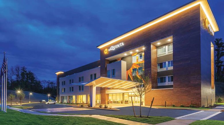 <b>La Quinta Inn & Suites Clifton Park Exterior</b>. Images powered by <a href="https://iceportal.shijigroup.com/" title="IcePortal" target="_blank">IcePortal</a>.