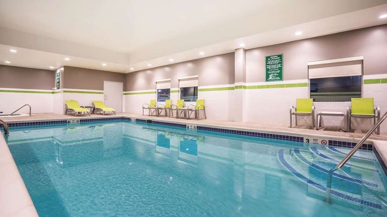 <b>La Quinta Inn & Suites Clifton Park Pool</b>. Images powered by <a href="https://iceportal.shijigroup.com/" title="IcePortal" target="_blank">IcePortal</a>.