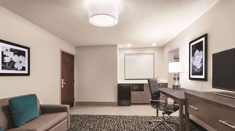 <b>La Quinta Inn & Suites Covington Suite</b>. Images powered by <a href="https://iceportal.shijigroup.com/" title="IcePortal" target="_blank">IcePortal</a>.