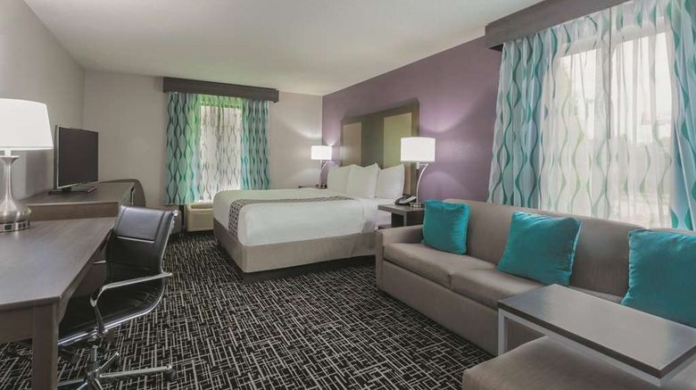 <b>La Quinta Inn & Suites Covington Room</b>. Images powered by <a href="https://iceportal.shijigroup.com/" title="IcePortal" target="_blank">IcePortal</a>.
