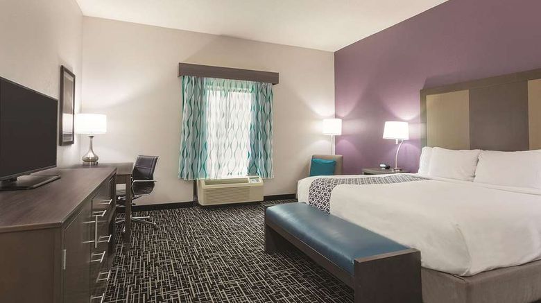 <b>La Quinta Inn & Suites Covington Room</b>. Images powered by <a href="https://iceportal.shijigroup.com/" title="IcePortal" target="_blank">IcePortal</a>.