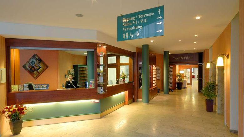 <b>Golden Tulip Hotel am Schloss Koepenick Lobby</b>. Images powered by <a href="https://iceportal.shijigroup.com/" title="IcePortal" target="_blank">IcePortal</a>.