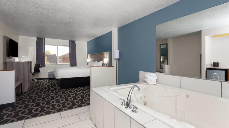 Baymont Inn & Suites Piqua Suite