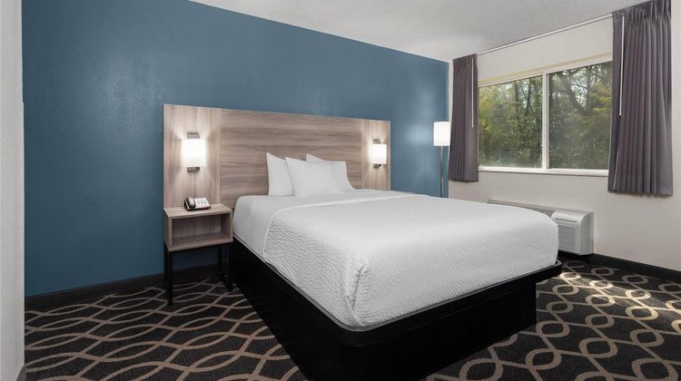 Baymont Inn & Suites Piqua Room