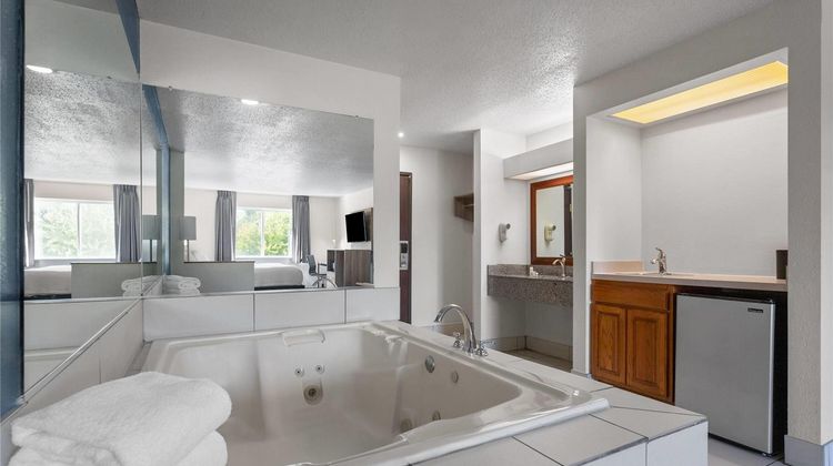 Baymont Inn & Suites Piqua Suite