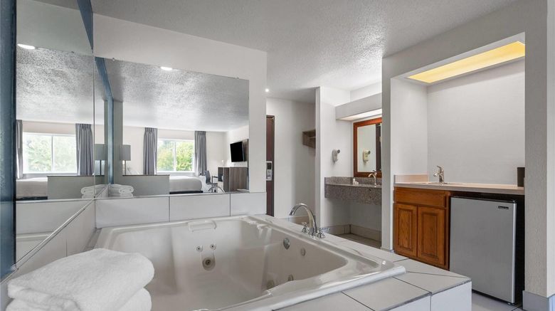 <b>Baymont Inn & Suites Piqua Suite</b>. Images powered by <a href="https://iceportal.shijigroup.com/" title="IcePortal" target="_blank">IcePortal</a>.