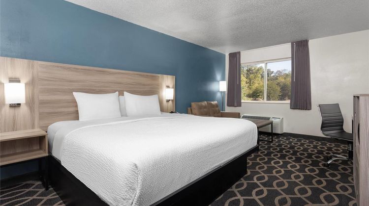 Baymont Inn & Suites Piqua Room