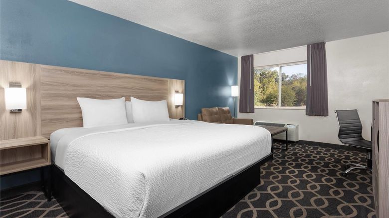 <b>Baymont Inn & Suites Piqua Room</b>. Images powered by <a href="https://iceportal.shijigroup.com/" title="IcePortal" target="_blank">IcePortal</a>.