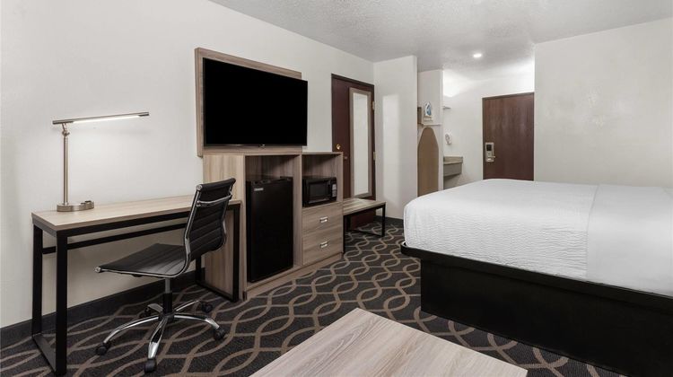 Baymont Inn & Suites Piqua Room