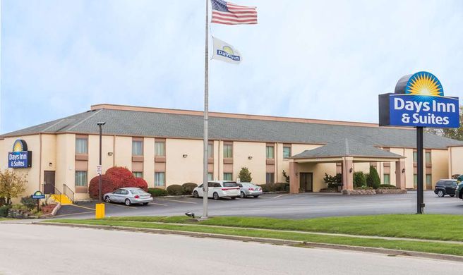 Days Inn & Suites Bloomington Exterior
