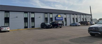Days Inn & Suites Bloomington Exterior