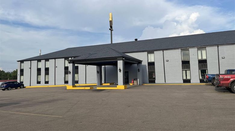 <b>Days Inn & Suites Bloomington Exterior</b>. Images powered by <a href="https://iceportal.shijigroup.com/" title="IcePortal" target="_blank">IcePortal</a>.