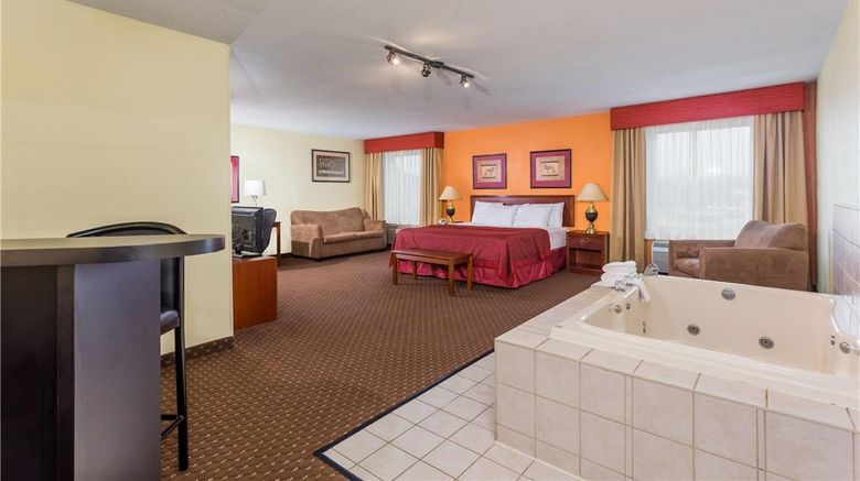 <b>Days Inn & Suites Bloomington Suite</b>. Images powered by <a href="https://iceportal.shijigroup.com/" title="IcePortal" target="_blank">IcePortal</a>.