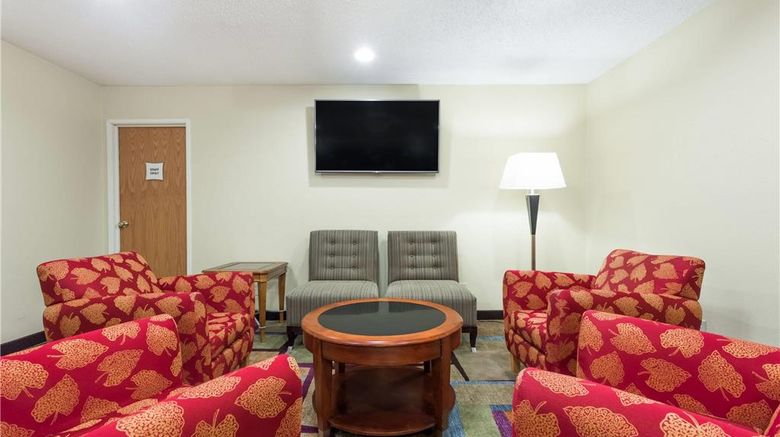 <b>Days Inn & Suites Bloomington Lobby</b>. Images powered by <a href="https://iceportal.shijigroup.com/" title="IcePortal" target="_blank">IcePortal</a>.