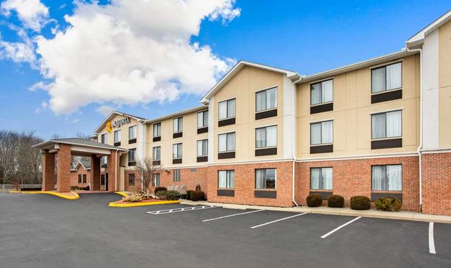 La Quinta Inn & Suites Plainfield Casino Exterior