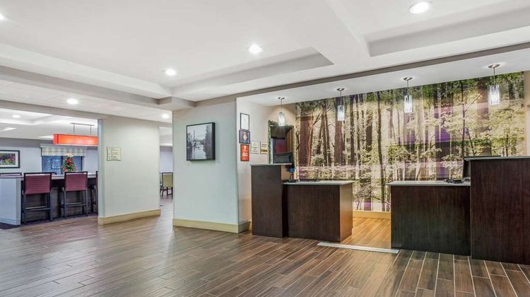 La Quinta Inn & Suites Plainfield Casino Lobby