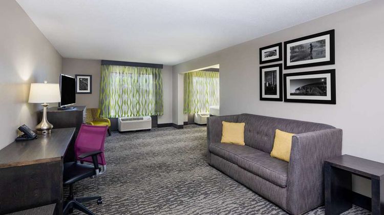 La Quinta Inn & Suites Kennesaw Suite