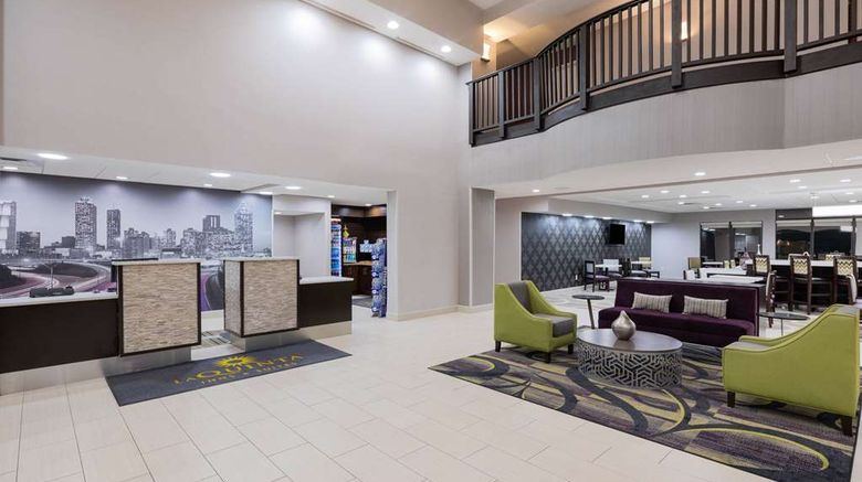 <b>La Quinta Inn & Suites Kennesaw Lobby</b>. Images powered by <a href="https://iceportal.shijigroup.com/" title="IcePortal" target="_blank">IcePortal</a>.