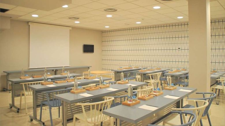 <b>Vincci Lys Hotel Meeting</b>. Images powered by <a href="https://iceportal.shijigroup.com/" title="IcePortal" target="_blank">IcePortal</a>.