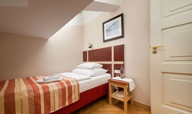EA Hotel Julis Room
