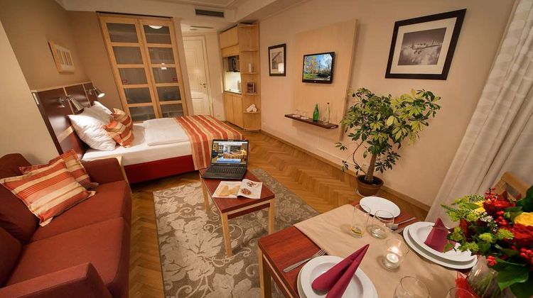 EA Hotel Julis Room