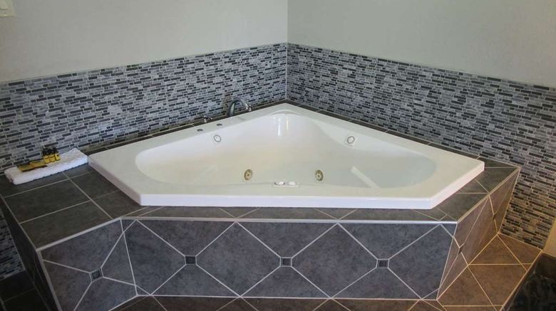 <b>Best Western Plus Bloomington East Hotel Suite</b>. Images powered by <a href="https://iceportal.shijigroup.com/" title="IcePortal" target="_blank">IcePortal</a>.