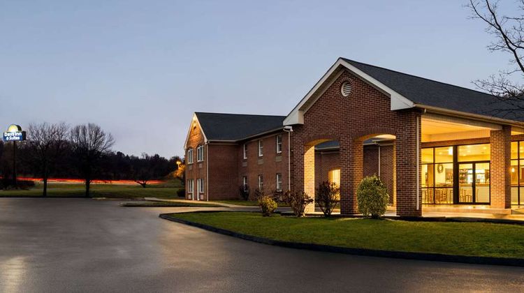 Days Inn Lancaster Amish Country Exterior