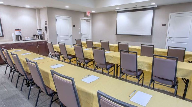<b>Hampton Inn Amesbury Meeting</b>. Images powered by <a href="https://iceportal.shijigroup.com/" title="IcePortal" target="_blank">IcePortal</a>.