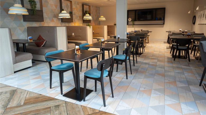 <b>Hampton by Hilton Bristol Airport Lobby</b>. Images powered by <a href="https://iceportal.shijigroup.com/" title="IcePortal" target="_blank">IcePortal</a>.