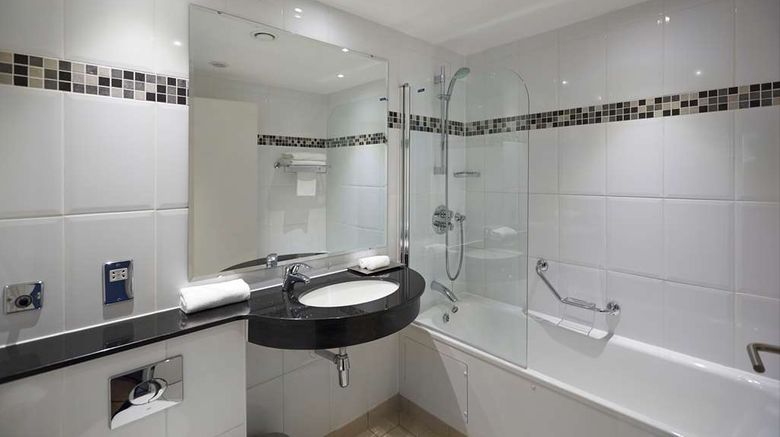 <b>DoubleTree by Hilton Hotel Bristol North Room</b>. Images powered by <a href="https://iceportal.shijigroup.com/" title="IcePortal" target="_blank">IcePortal</a>.