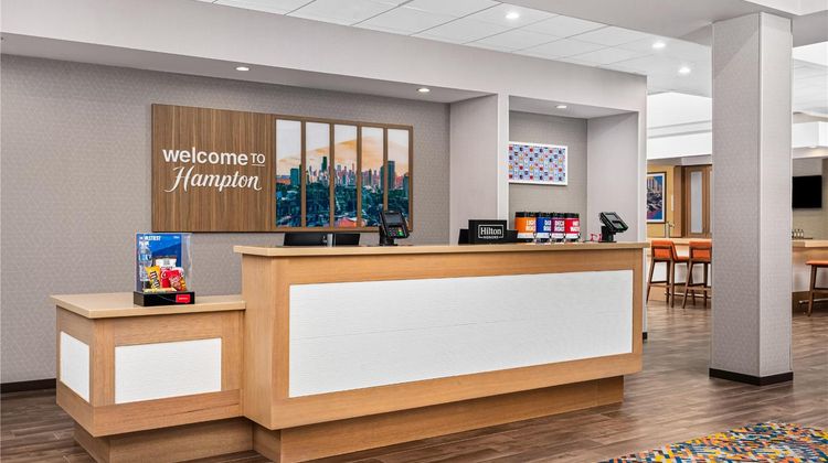Hampton Inn Chicago North-Loyola Station Lobby