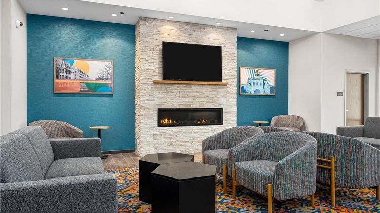 Hampton Inn Chicago North-Loyola Station Lobby