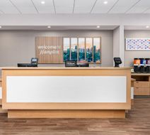 Hampton Inn Chicago North-Loyola Station Lobby