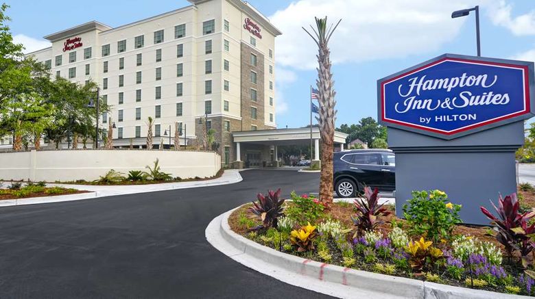 Hampton Inn  and  Suites Charleston Airport Exterior. Images powered by <a href="https://iceportal.shijigroup.com" target="_blank" rel="noopener">Ice Portal</a>.