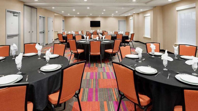 <b>Home2 Suites by Hilton Woodbridge Restaurant</b>. Images powered by <a href="https://iceportal.shijigroup.com/" title="IcePortal" target="_blank">IcePortal</a>.