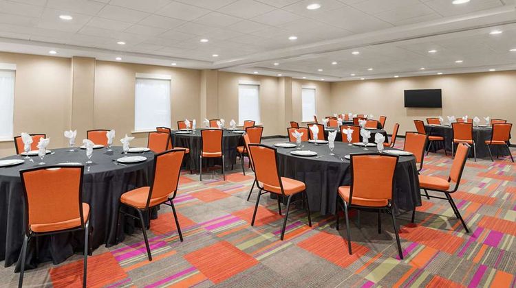 Home2 Suites by Hilton Woodbridge Restaurant