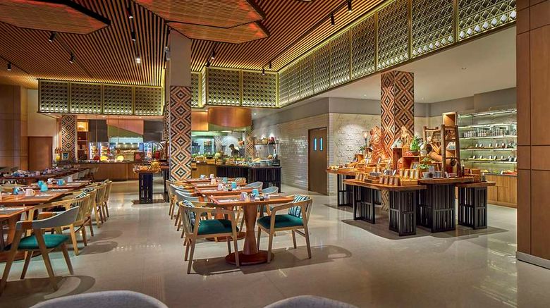 <b>Hilton Bali Resort Restaurant</b>. Images powered by <a href="https://iceportal.shijigroup.com/" title="IcePortal" target="_blank">IcePortal</a>.