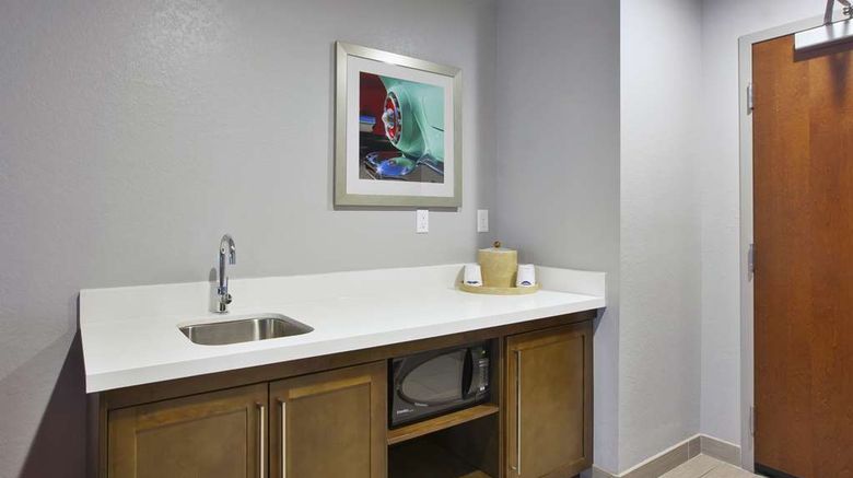 <b>Hampton Inn by Hilton Detroit/Dearborn Room</b>. Images powered by <a href="https://iceportal.shijigroup.com/" title="IcePortal" target="_blank">IcePortal</a>.