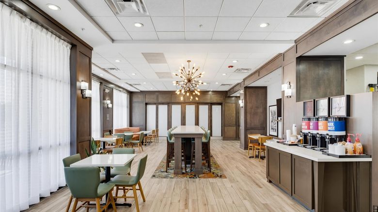 <b>Hampton Inn by Hilton Detroit/Dearborn Lobby</b>. Images powered by <a href="https://iceportal.shijigroup.com/" title="IcePortal" target="_blank">IcePortal</a>.