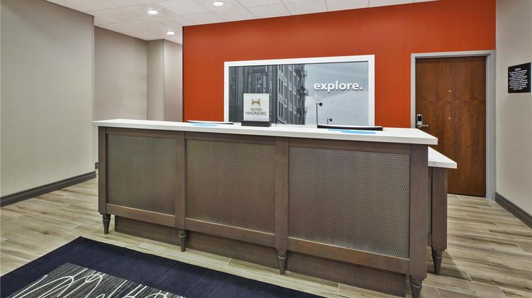 Hampton Inn by Hilton Detroit/Dearborn Lobby