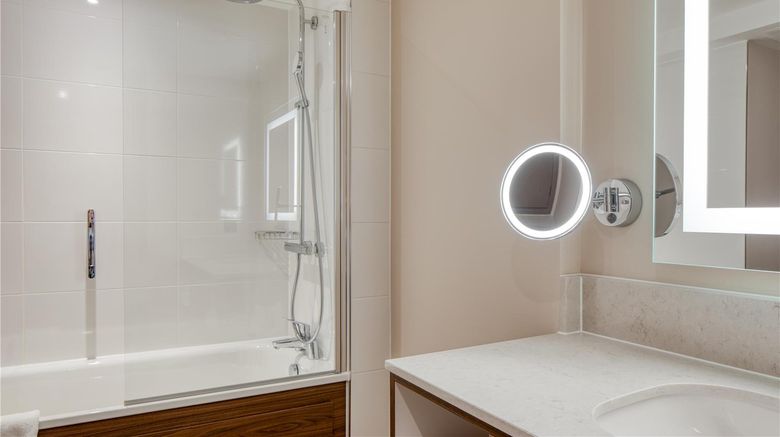 <b>DoubleTree by Hilton Dartford Bridge Room</b>. Images powered by <a href="https://iceportal.shijigroup.com/" title="IcePortal" target="_blank">IcePortal</a>.