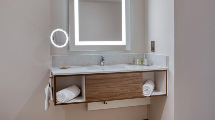 DoubleTree by Hilton Dartford Bridge Room