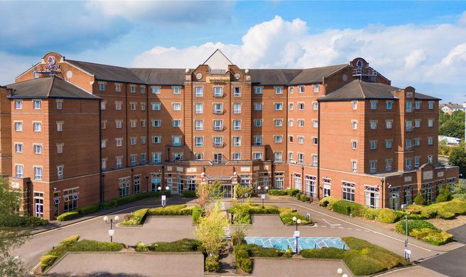 DoubleTree by Hilton Dartford Bridge Exterior