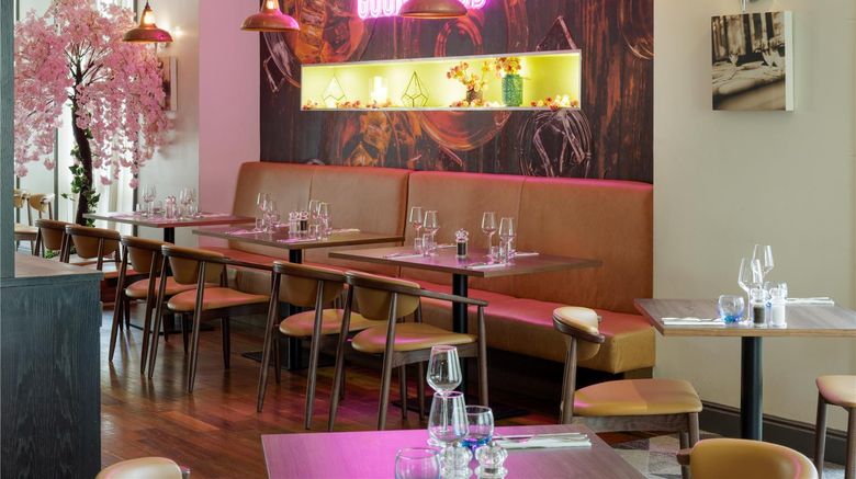 <b>DoubleTree by Hilton Dartford Bridge Restaurant</b>. Images powered by <a href="https://iceportal.shijigroup.com/" title="IcePortal" target="_blank">IcePortal</a>.