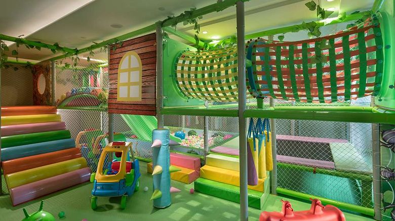 <b>Hilton Quanzhou Riverside Recreation</b>. Images powered by <a href="https://iceportal.shijigroup.com/" title="IcePortal" target="_blank">IcePortal</a>.