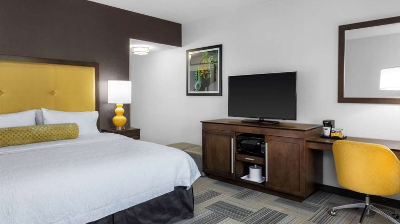 <b>Hampton Inn/Suites Los Angeles/Hollywood Room</b>. Images powered by <a href="https://iceportal.shijigroup.com/" title="IcePortal" target="_blank">IcePortal</a>.