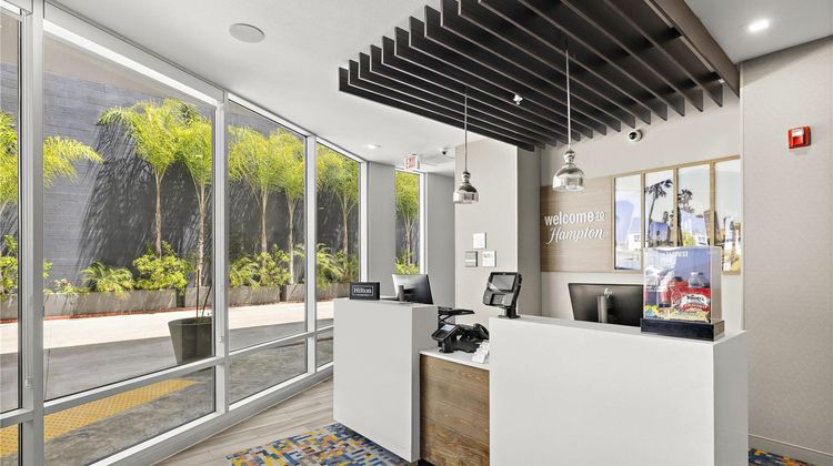 Hampton Inn/Suites Los Angeles/Hollywood Lobby