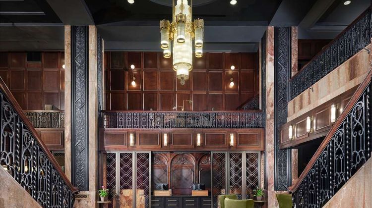 Hotel Phillips-Curio Collection Hilton Lobby