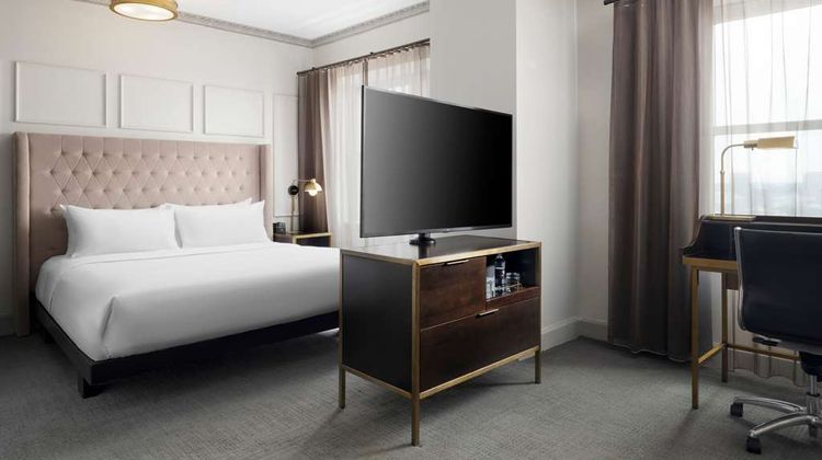 Hotel Phillips-Curio Collection Hilton Room