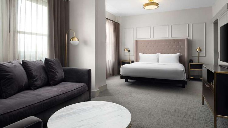 Hotel Phillips-Curio Collection Hilton Room